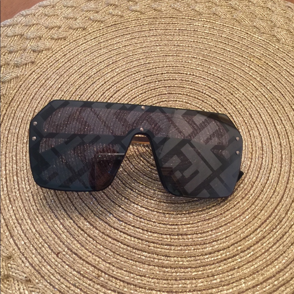 Women’s oversized fashion sunglasses